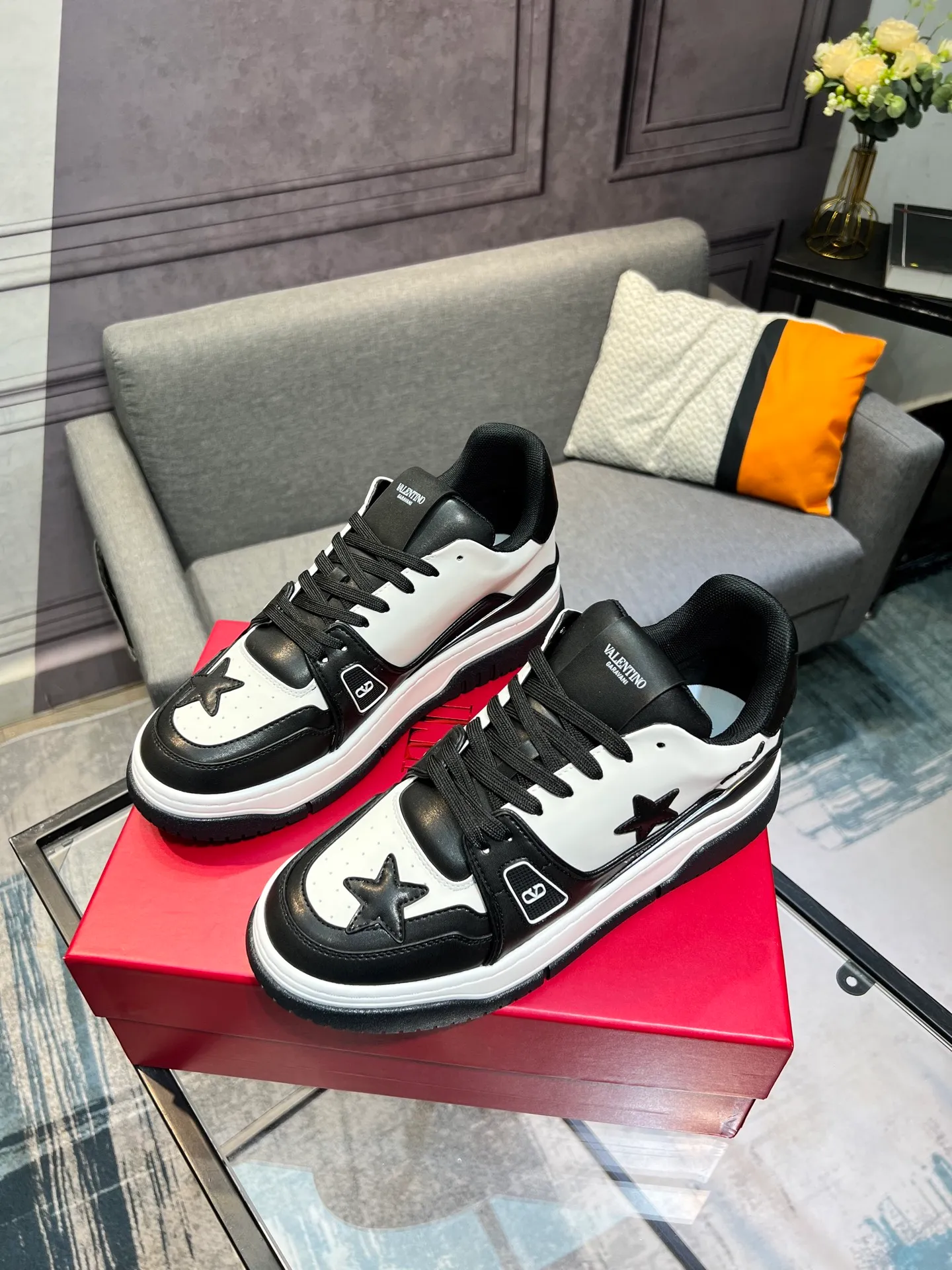 Men's Men's Shoes 💰660 Valentino 2023 early autumn new star shoes are now online! Wang Hedi and Ren Jialun have been worn by many celebrities. Who can refuse the same couple shoes as Wang Hedi! The design of Stars Stab My Heart is cool and spicy. The material of the shoes is cowhide, and every color is beautiful! Size 35-40, men’s size 39-44 (women’s 41, men’s 38, 45🉑️customized)